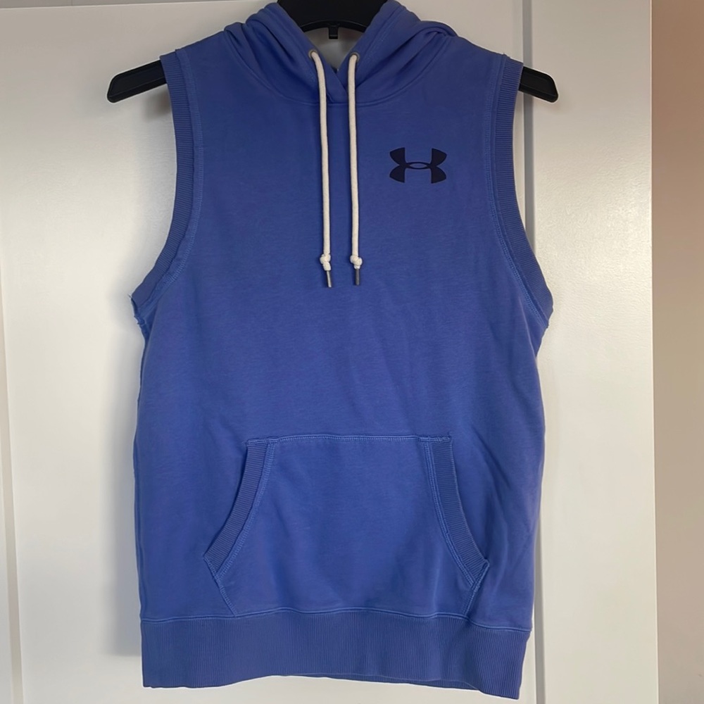 Size small women’s Under Armor sleeveless sweatshirt